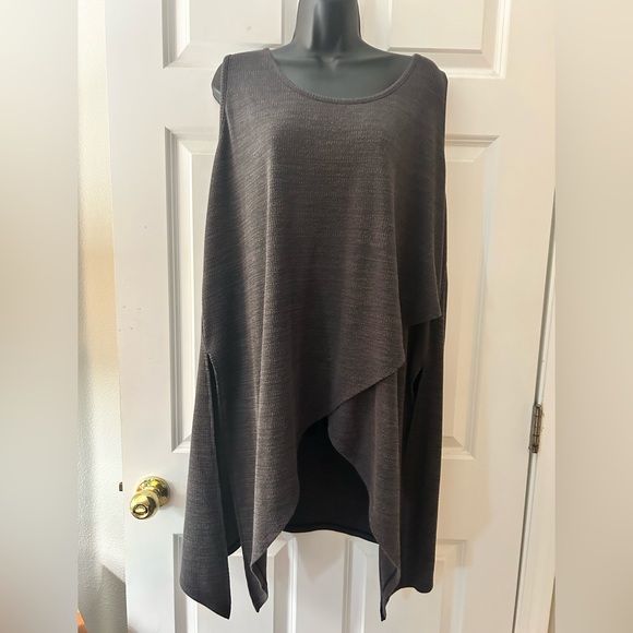 mblm Tops - Textured assymetrical taupe colored top